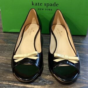 Kate Spade Tracey Black Patent Leather Peep Toe Wedges with Cream Bow Sz 7.5